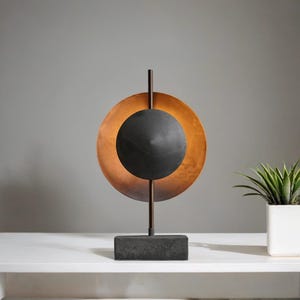 Lámpara de mesa minimalista moderna / Decoración de arte industrial de metal / Lámpara de acento escultural / Lámpara única para oficina en casa / Decoración geométrica abstracta
