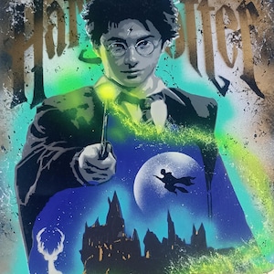 Puede incluir: Una obra de arte colorida que presenta a Harry Potter sosteniendo una varita con magia verde. El fondo incluye una silueta de Hogwarts, una figura voladora y las palabras "Harry Potter". La imagen tiene una combinación de colores dorados, azules y verdes.