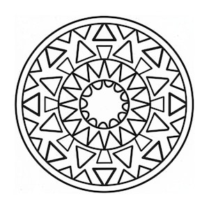 Op de afbeelding: Zwart-wit cirkelvormig mandala-ontwerp. De mandala heeft concentrische cirkels met geometrische patronen, waaronder driehoeken en zigzags. De binnenste cirkel heeft een geschulpte rand en de buitenste cirkel heeft een dikke rand.