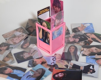 3D Printed K-Pop Photocard Holder Desk Display – 4-Sided Slide-In Frame Fits Soft-Sleeved PCs, Custom Color Pen Cup Organizer