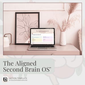 Puede incluir: Un portátil que muestra una plantilla de Notion titulada "The Aligned Second Brain OS" está sobre un escritorio de color claro. Una impresión botánica enmarcada y un jarrón con flores secas están en el fondo. El texto "The Aligned Second Brain OS" está en la parte inferior.