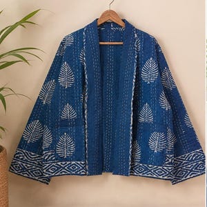 Indigo Block Print Kantha-jacka för kvinnor | Handgjord quiltad bomullsjacka | Boho Kimonokofta | Hållbara hantverksytterkläder