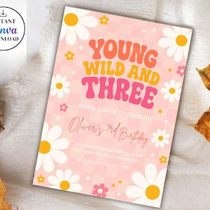 Può includere: Un invito di compleanno rettangolare con sfondo a scacchi rosa, margherite bianche, testo arancione e rosa YOUNG WILD AND THREE, e dettagli che includono Oliver's 3rd Birthday, la data e le informazioni di contatto.
