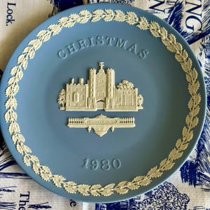 Wedgewood Jasperware Christmas Plate 1980