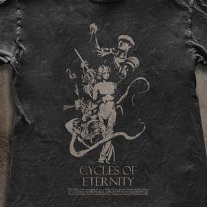 Puede incluir: Camiseta gris oscuro con un gráfico beige que representa figuras y texto. El diseño incluye una figura femenina central, figuras esqueléticas y las palabras "CYCLES OF ETERNITY". La camiseta tiene un aspecto vintage y desgastado.