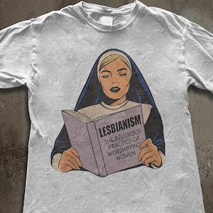 Camiseta de monja leyendo un libro lésbico, camiseta del mes del orgullo, camiseta de mujer que adora, camiseta de mujer de arte gótico, camiseta con mensaje