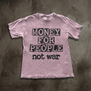 Camiseta punk antibélica, Camiseta "Dinero para la gente, no para la guerra", Ropa activista de izquierda, Camiseta gráfica de ayuda mutua imagen 5