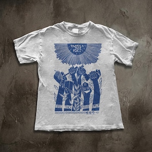 Op de afbeelding: Een set van drie keramische mokken met een gespikkelde, matte afwerking. De mokken zijn in tinten crème, lichtgrijs en donkergrijs. Elke mok heeft een eenvoudig, minimalistisch ontwerp, perfect voor koffie of thee.