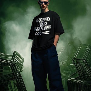 Camiseta punk antibélica, Camiseta "Dinero para la gente, no para la guerra", Ropa activista de izquierda, Camiseta gráfica de ayuda mutua imagen 3