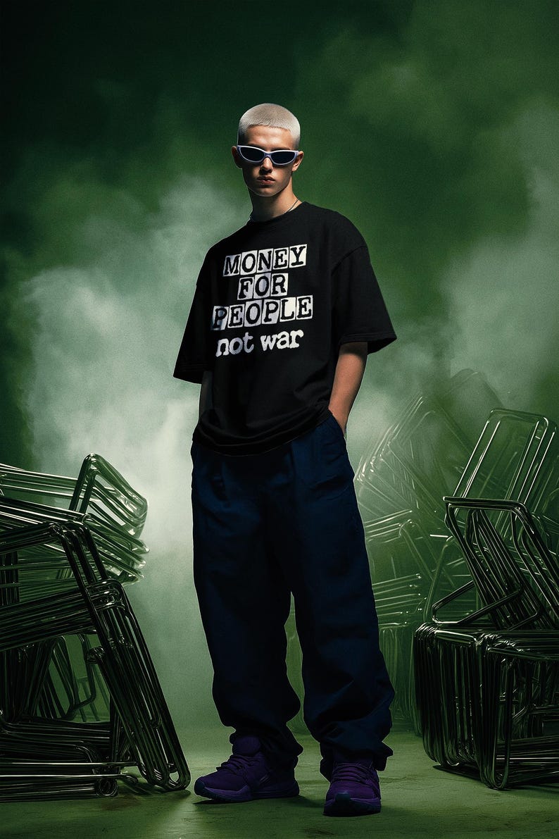 Camiseta punk antibélica, Camiseta "Dinero para la gente, no para la guerra", Ropa activista de izquierda, Camiseta gráfica de ayuda mutua imagen 3