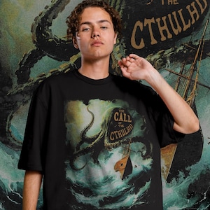 Camiseta con la portada vintage del libro Call of Cthulhu, terror lovecraftiano, dark academia imagen 2
