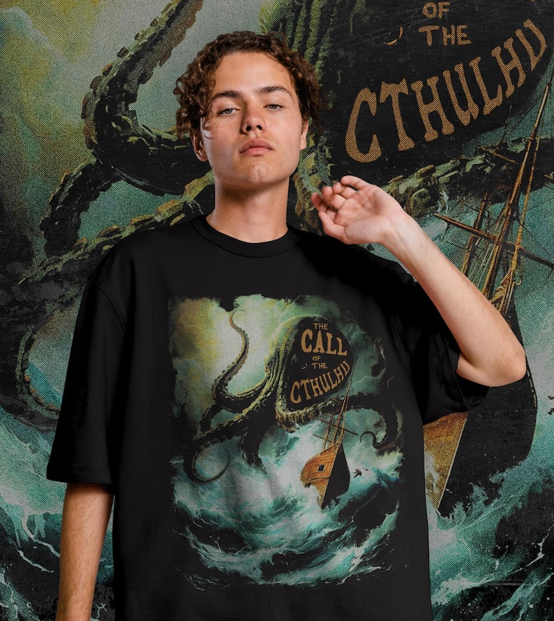 Camiseta con la portada vintage del libro Call of Cthulhu, terror lovecraftiano, dark academia imagen 2