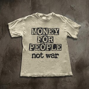 Camiseta punk antibélica, Camiseta "Dinero para la gente, no para la guerra", Ropa activista de izquierda, Camiseta gráfica de ayuda mutua imagen 7