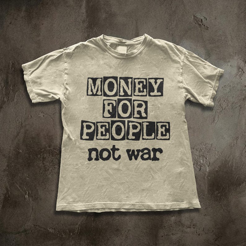 Camiseta punk antibélica, Camiseta "Dinero para la gente, no para la guerra", Ropa activista de izquierda, Camiseta gráfica de ayuda mutua imagen 7