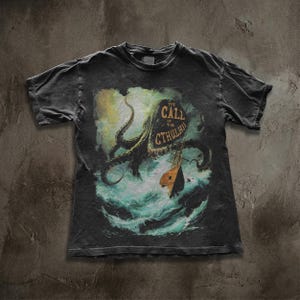 Camiseta con la portada vintage del libro Call of Cthulhu, terror lovecraftiano, dark academia imagen 3