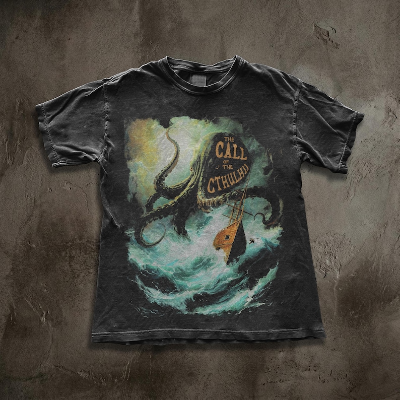 Camiseta con la portada vintage del libro Call of Cthulhu, terror lovecraftiano, dark academia imagen 3