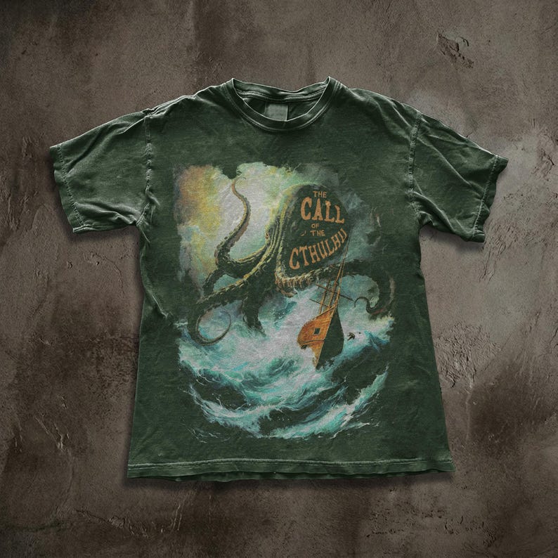 Camiseta con la portada vintage del libro Call of Cthulhu, terror lovecraftiano, dark academia imagen 1