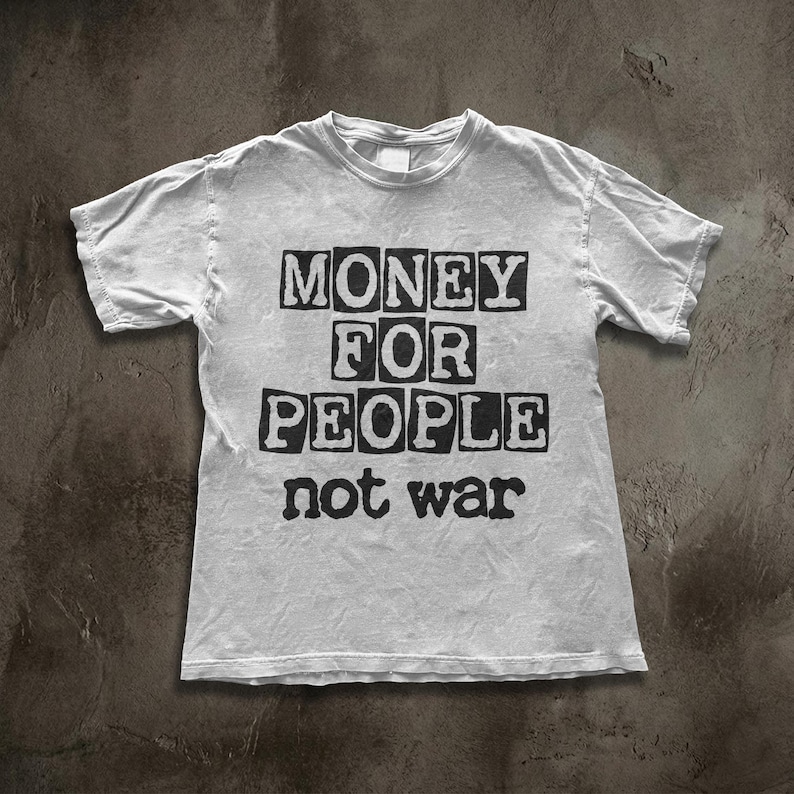 Camiseta punk antibélica, Camiseta "Dinero para la gente, no para la guerra", Ropa activista de izquierda, Camiseta gráfica de ayuda mutua imagen 1