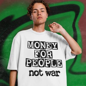 Camiseta punk antibélica, Camiseta "Dinero para la gente, no para la guerra", Ropa activista de izquierda, Camiseta gráfica de ayuda mutua imagen 4