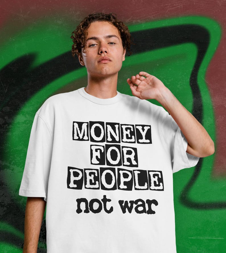 Camiseta punk antibélica, Camiseta "Dinero para la gente, no para la guerra", Ropa activista de izquierda, Camiseta gráfica de ayuda mutua imagen 4