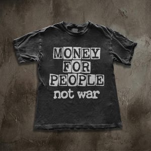 Camiseta punk antibélica, Camiseta "Dinero para la gente, no para la guerra", Ropa activista de izquierda, Camiseta gráfica de ayuda mutua imagen 2