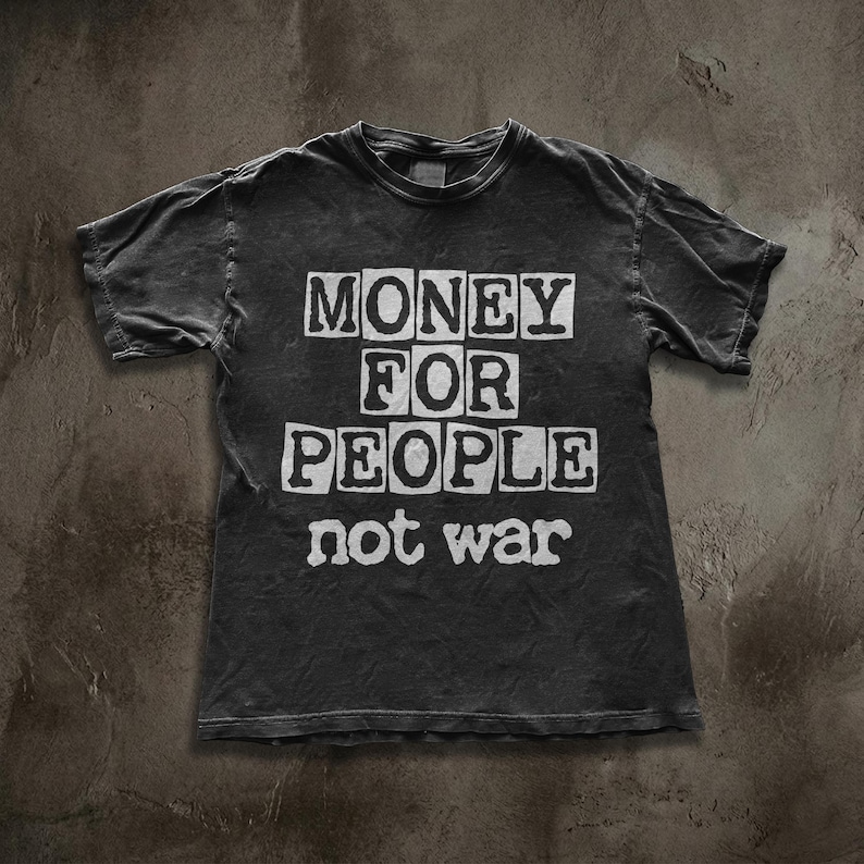 Camiseta punk antibélica, Camiseta "Dinero para la gente, no para la guerra", Ropa activista de izquierda, Camiseta gráfica de ayuda mutua imagen 2