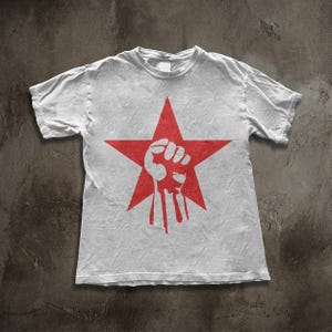 Maglietta con stella rossa e pugno alzato, simbolo di solidarietà radicale, protesta contro la guerra, resistenza socialista.
