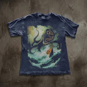Camiseta con la portada vintage del libro Call of Cthulhu, terror lovecraftiano, dark academia imagen 4