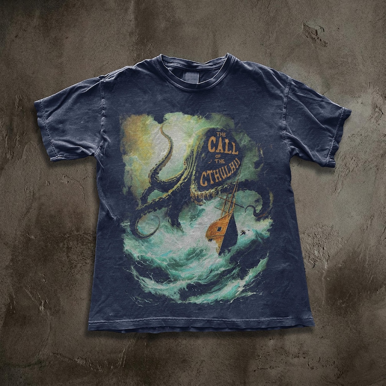 Camiseta con la portada vintage del libro Call of Cthulhu, terror lovecraftiano, dark academia imagen 4