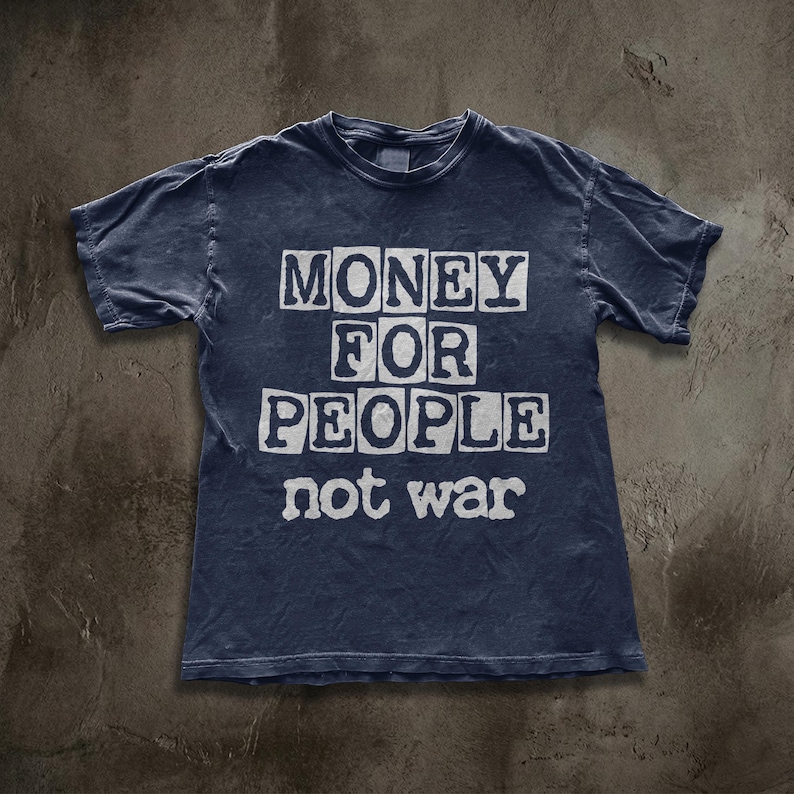 Camiseta punk antibélica, Camiseta "Dinero para la gente, no para la guerra", Ropa activista de izquierda, Camiseta gráfica de ayuda mutua imagen 6