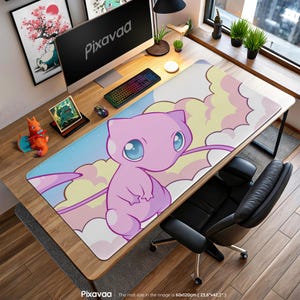 Puede incluir: Alfombrilla de escritorio rectangular con una ilustración de dibujos animados de una criatura rosa con grandes ojos azules, sobre un fondo de nubes pastel y cielo azul. La alfombrilla mide 60cm x 120cm. La marca "Pixavaa" es visible.