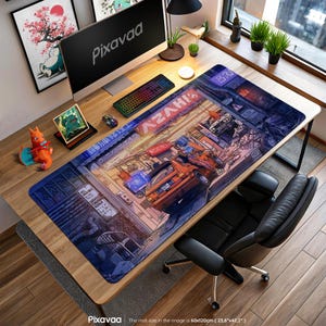 Pode incluir: Um tapete de mesa grande com uma ilustração vibrante de uma cena de rua japonesa, com carros e letreiros de néon. O tapete mede 60 x 120cm. O design inclui o texto "AZAHI CUSTOM CAR SHOP" e caracteres japoneses. Um computador, teclado e mouse estão na mesa.