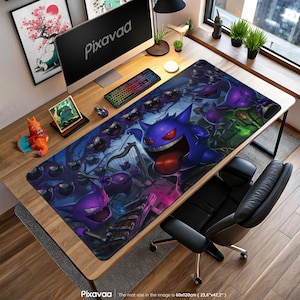 Könnte beinhalten: Eine große rechteckige Schreibtischunterlage mit einer Fantasy-Illustration. Das Design zeigt einen lila Gengar-Charakter mit breitem Grinsen und roten Augen, umgeben von anderen geisterhaften Figuren. Die Matte misst 60x120cm (23,6" x 47,2") und hat den Text "Pixavaa".