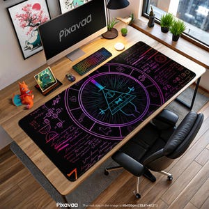 Peut inclure: Tapis de bureau noir avec un motif géométrique, comprenant un personnage triangulaire central et des motifs circulaires. Le tapis mesure 60x120cm et est placé sur un bureau en bois avec un ordinateur, un clavier et une souris.