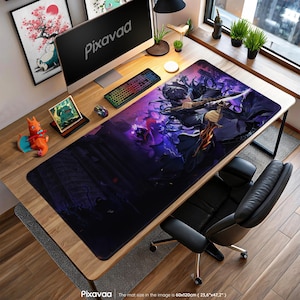 Peut inclure: Un grand tapis de bureau rectangulaire avec une illustration de style anime en violet, noir et orange. Le tapis mesure 60 cm x 120 cm et est conçu pour un clavier et une souris. Le tapis porte le texte "Pixavaa".