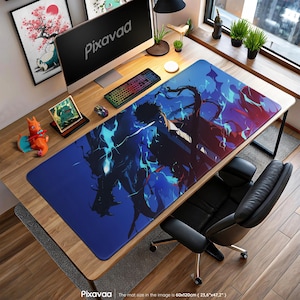 Op de afbeelding: Een grote blauwe en rode bureaumat met een illustratie in anime-stijl. De mat heeft een karakterontwerp met blauwe en rode vlammen. De bureaumat is 60 cm x 120 cm en ligt op een houten bureau met een toetsenbord en muis.