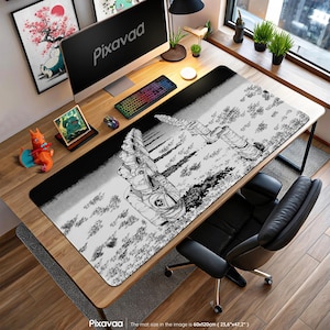 Könnte beinhalten: Eine schwarz-weiße Schreibtischunterlage mit einer Astronautenillustration. Die Matte, mit den Maßen 60 x 120 cm, zeigt eine detaillierte Zeichnung eines Astronauten in einer Landschaft. Das Wort "Pixavaa" ist auf dem Computerbildschirm zu sehen. Der Schreibtisch ist aus Holz.