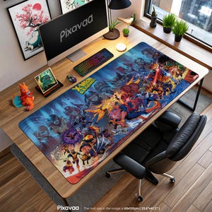 Puede incluir: Una alfombrilla de escritorio rectangular grande con una vibrante ilustración de personajes de X-Men. La alfombrilla, que mide 60x120cm, muestra un diseño dinámico de estilo cómic con varios héroes y villanos. La alfombrilla está colocada sobre un escritorio de madera, con una computadora, teclado y ratón.
