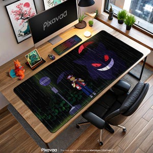 Könnte beinhalten: Schwarze Schreibtischunterlage mit Pokémon-Design. Sie zeigt Gengar, eine Person mit Regenschirm und japanischen Text. Die Unterlage, 60x120cm groß, liegt auf einem Holzschreibtisch mit Tastatur und Monitor. Pixavaa-Logo sichtbar.