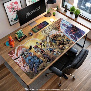Pode incluir: Um tapete de mesa retangular grande com uma ilustração de banda desenhada de super-heróis. O tapete, medindo 60 cm x 120 cm, está em uma mesa de madeira com um computador, teclado e mouse. O logotipo Pixavaa é visível.