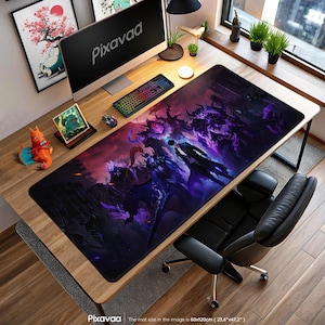 Op de afbeelding: Een grote rechthoekige bureaumat met een fantasy art design in tinten paars, zwart en rood. De mat heeft een gedetailleerde illustratie van mythische figuren en wezens. De mat is 60x120cm en bedekt het grootste deel van het bureau.