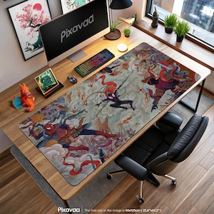 Puede incluir: Una alfombrilla de escritorio rectangular grande con una colorida ilustración de personajes de Spider-Man en acción. La alfombrilla, que mide 60x120cm, tiene un fondo claro con figuras en rojo, azul y negro. La palabra "Pixavaa" es visible.