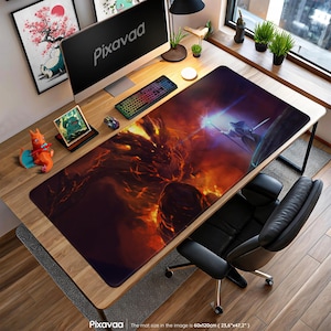 Puede incluir: Una alfombrilla de escritorio rectangular grande con una escena de fantasía de un mago y un fondo de fuego. La alfombrilla mide 60 x 120 cm y cubre la mayor parte de la superficie del escritorio. Una computadora, un teclado y un ratón están en el escritorio. La alfombrilla tiene el texto "Pixavaa".