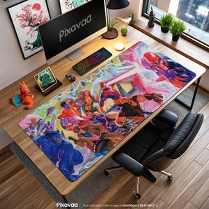 Könnte beinhalten: Rechteckige Schreibtischunterlage mit einer lebendigen Comic-Illustration von Superhelden in Aktion. Die Matte, mit den Maßen 120 cm x 60 cm, zeigt Charaktere in dynamischen Posen mit leuchtenden Farben und Energieblitzen. Das Pixavaa-Logo ist unten sichtbar.