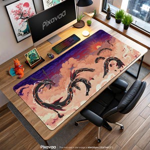 Puede incluir: Una alfombrilla de escritorio grande con un diseño de dragón y un fondo de puesta de sol. La alfombrilla mide 60x120cm (23,6"x47,2"). El dragón es negro con detalles rojos, sobre un fondo de tonos naranja, morado y rosa. La alfombrilla tiene el texto "Pixavaa".