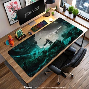 Può includere: Un grande tappetino da scrivania rettangolare con un design a paesaggio fantasy nei toni del verde acqua e grigio. Il tappetino presenta un'illustrazione dettagliata di figure in un ambiente montuoso. Il tappetino misura 60x120cm. La parola "Pixavaa" è stampata sul tappetino.