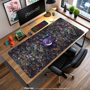 Op de afbeelding: Een grote rechthoekige bureaumat met een kleurrijk patroon van stripfiguren, waaronder een paarse Gengar. De mat is 60 cm x 120 cm groot en ligt op een houten bureau met een computer en accessoires.