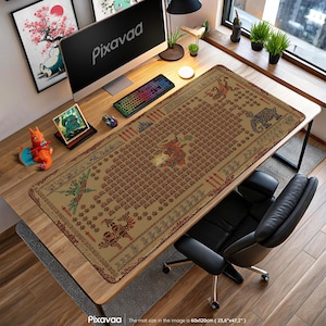 Könnte beinhalten: Rechteckige, beige-rote Gaming-Mauspad mit detailliertem Muster und Illustrationen. Das Pad bedeckt einen Holzschreibtisch, auf dem sich eine Tastatur, eine Maus und ein Monitor befinden. Auf dem Monitor steht "Pixavaa". Größe: 60x120cm (23,6"x47,2").