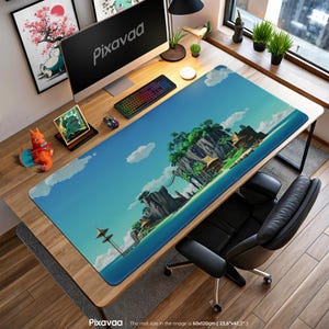 Puede incluir: Una alfombrilla de escritorio grande con un diseño de isla tropical, con cielos azules, océano y vegetación verde. La alfombrilla rectangular cubre un escritorio de madera, con teclado, ratón y monitor. La alfombrilla mide 60 x 120 cm.