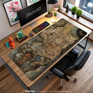 Può includere: Un grande tappetino da scrivania rettangolare con un design a mappa dettagliato nei toni del marrone, beige e verde. Il tappetino misura 60x120cm e copre una scrivania in legno. Sul tavolo sono visibili un computer, una tastiera e un mouse.